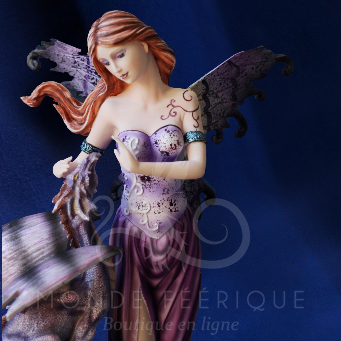 figurine de fée debout